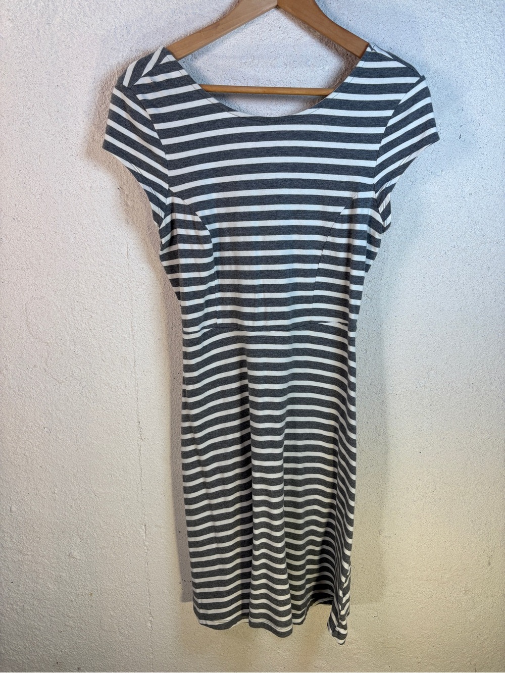 Old Navy Striped Dress Cap Sleeve Gray Scoop Back Fit & Flare Small Y2K Casual